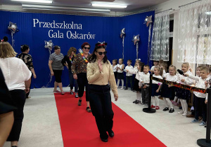 Przemarsz po czerwonym dywanie.