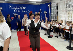 Panie w opasce Myszki.