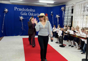 Pani prezentuje się w kapeluszu.
