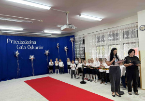 Prowadzące wyczytują osoby nominowane do Oscarów.