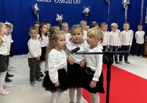 Dziewczynki z grupy Kropelek śpiewają piosenkę.