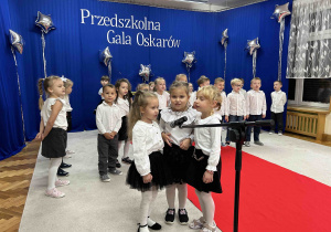 Dziewczynki z grupy Kropelek śpiewają piosenkę.