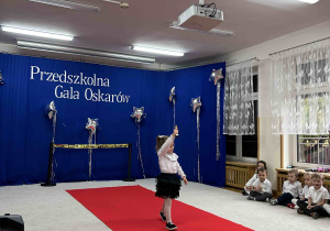Dziewczynka prezentuje Oscara.