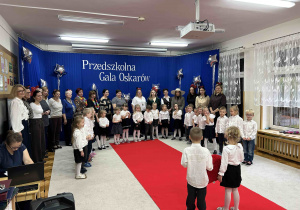 Dzieci składają życzenia wszystkim paniom.