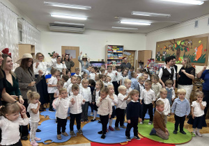 Wszystkie przedszkolaki wykonują wspólny taniec.