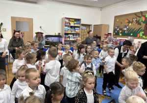 Wszystkie grupy tańczą Digi Digi.