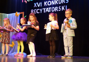Dzieci dumnie prezentują swoje nagrody...