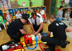 Strażacy prezentują akcję ratowniczą