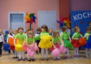 Taniec dzieci 3-letnich do muzyki z filmu Grease.
