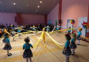 Natomiast dzieci 4-letnie zaprezentowały taniec do muzyki klasycznej E. Gierg 