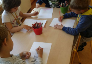 Dzieci rysują portret Milenki...