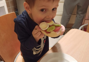 Chłopiec je zdrową kanapkę