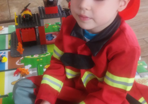 Chłopiec bawi się w strażaka