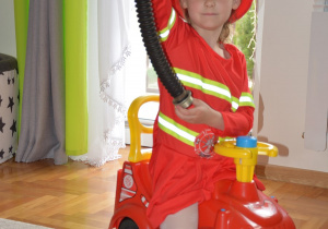 Dziewczynka bawi się w strażaka
