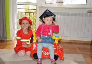 Dziewczynki bawią się w strażaka