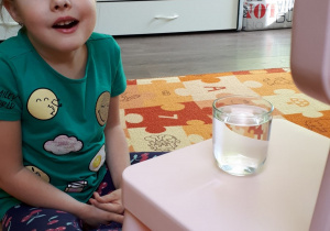Dziewczynka bada właściwości wody