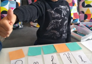 Chłopiec układa model wyrazu
