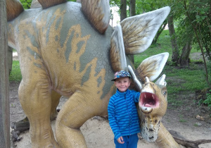 Chłopiec na wycieczce w parku dinozaurów