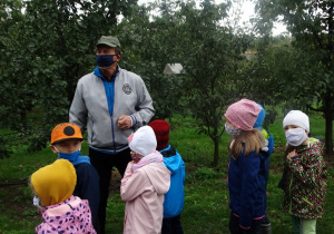 Pan opowiada o pracy sadownika