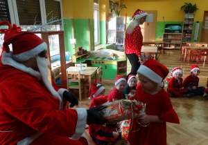 Dzieci odbierają prezenty