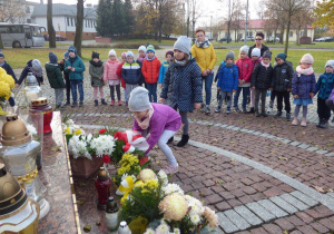 Składamy kwiaty pod pomnikiem Jana Pawła II