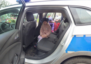 W samochodzie policyjnym