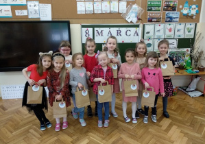 Małe kobietki z grupy 5-latków