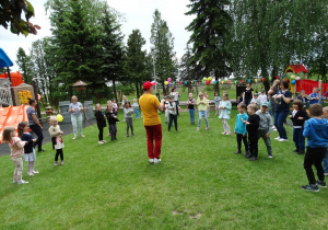 Zabawa na placu przedszkolnym z wodzirejem