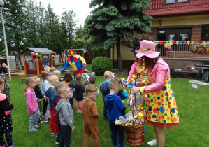 Goście rozdają dzieciom niespodzianki