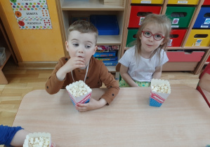 Maluszki smakują popcorn