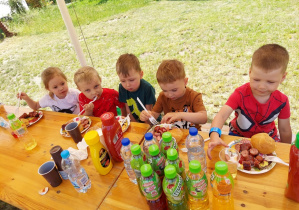 Dzieci podczas posiłku