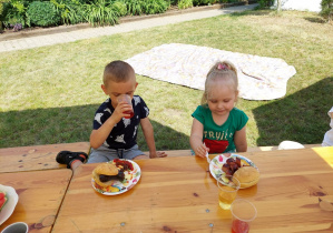 Dzieci w trakcie posiłku