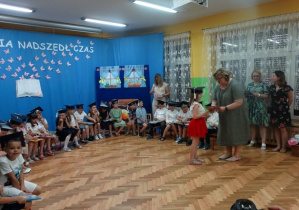Dziewczynka otrzymuje książkę