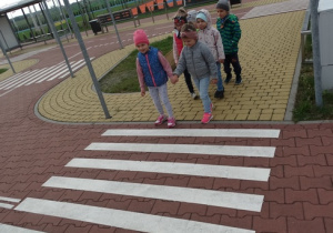 Każdy przedszkolak wie, jak przejść poprawanie przez pasy