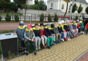 Przedszkolaki i ich chustki odblaskowe
