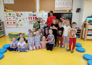 Pamiatkowe zdjęcie grupy 6 latków z wizyty Pani ratownik w naszym przedszkolu