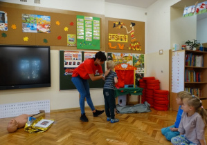 Prezentacja przez pania ratownik udzielania pomocy