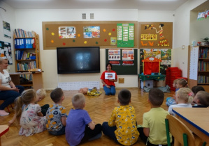 Dzieci słuchają pani ratownik