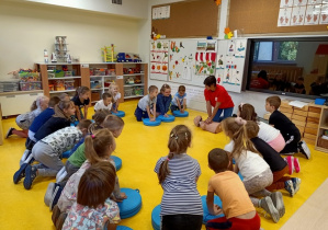 Uczymy się poprawnego uciskania klatki