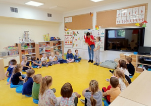 Chłopiec uczy sie właściwie wezwać pomoc