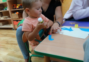 Chłopiec przy pracy plastycznej