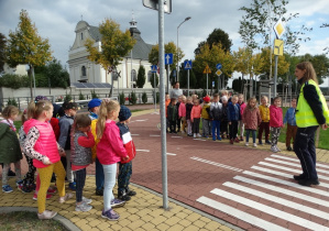 Dzieci uwaznie słuchają instruktażu Pani Policjantki
