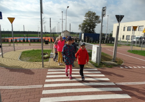 Wiedza jak zahowywać sięna przejściu dla pieszych
