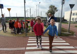 Dzieci uczą się jak przechodzić przez pasy