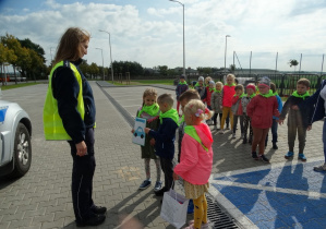 Dzieci dziękujaPani Marcie i wręczaja laurkę
