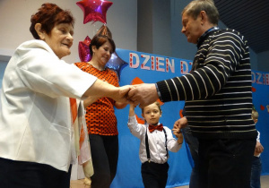 Taniec z babciami i dziadkiem