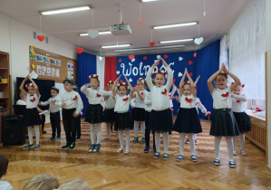 Dzieci śpiewają piosenkę pt. Od morza aż do Tatr