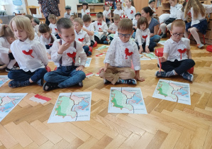 Przedszkolaki układają mapę
