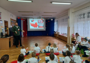 Przedszkolaki uczą się o Polsce