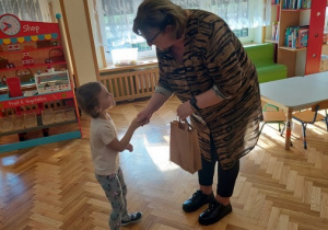 Pani Dyrektor wręcza nagrody